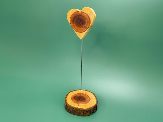 Handgefertigtes Holzherz auf Stab – romantische Dekoration & Geschenkidee
