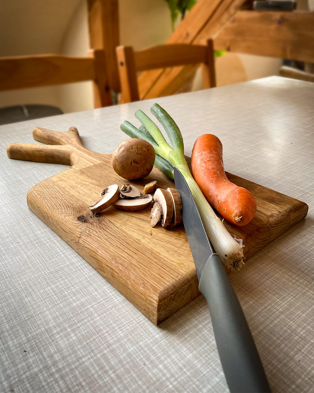 Handgefertigtes Schneidebrett „Hirschgeweih“ aus Eichenholz – Brotzeitbrett, Servierbrett & Geschenkidee