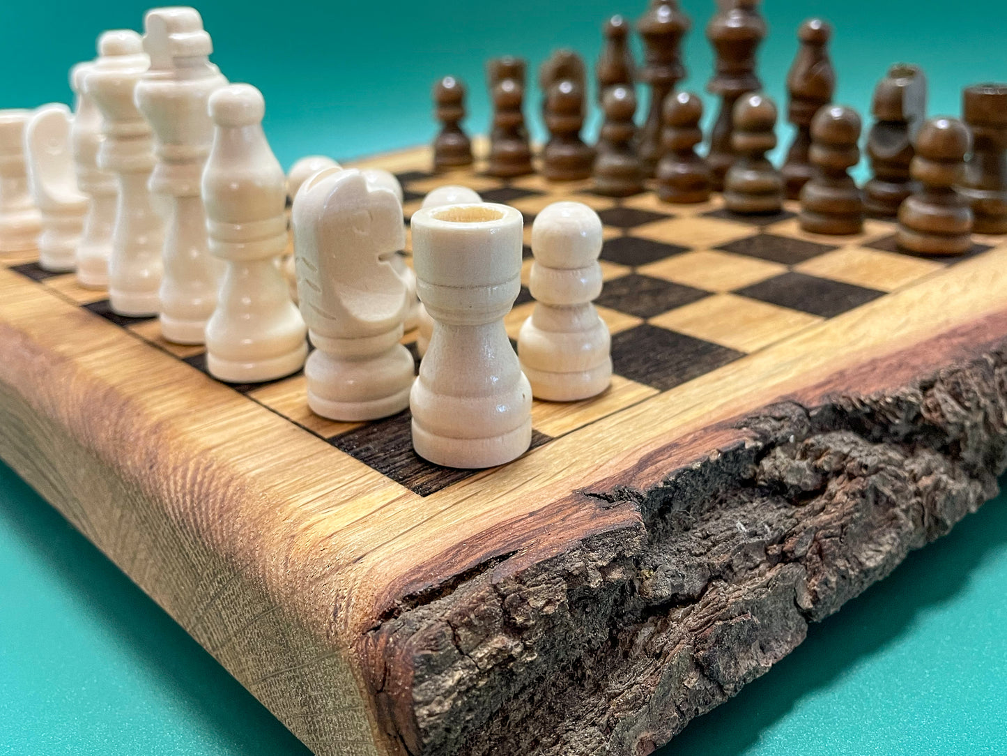 Rustikales Schachbrett Eiche | Handgemachtes Schachspiel mit Figuren | Wohnaccessoire & Geschenkidee