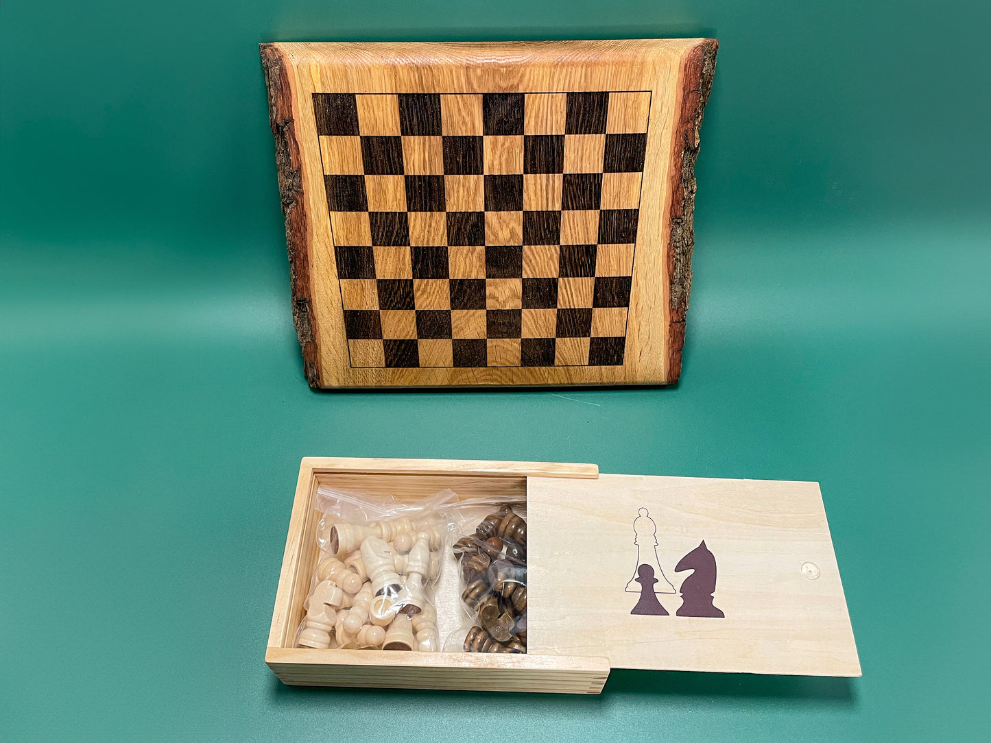 Rustikales Schachbrett Eiche | Handgemachtes Schachspiel mit Figuren | Wohnaccessoire & Geschenkidee