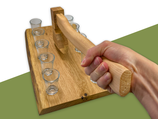 SchnAXTbrett – Handgefertigtes Schnapsbrett aus Eichenholz mit Baumkante
