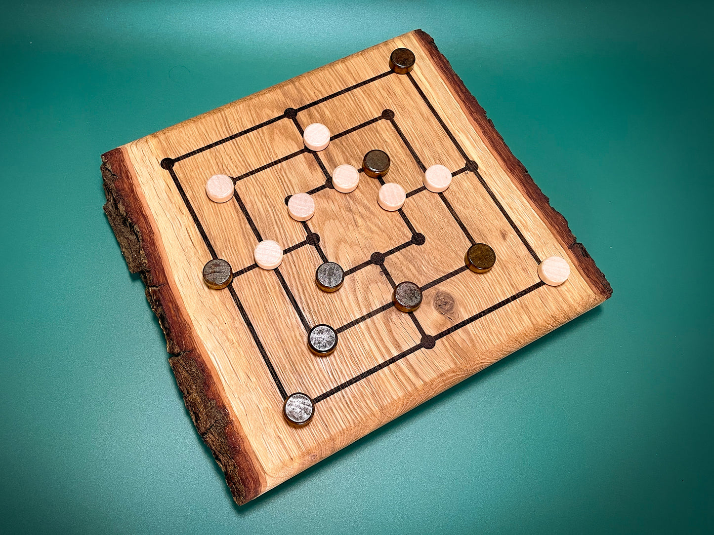 Rustikales Mühlebrett Eiche | Handgemachtes Mühlespiel mit Spielsteinen | Wohnaccessoire & Geschenkidee