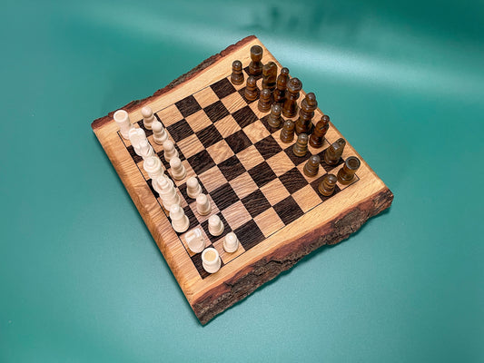 Rustikales Schachbrett Eiche | Handgemachtes Schachspiel mit Figuren | Wohnaccessoire & Geschenkidee