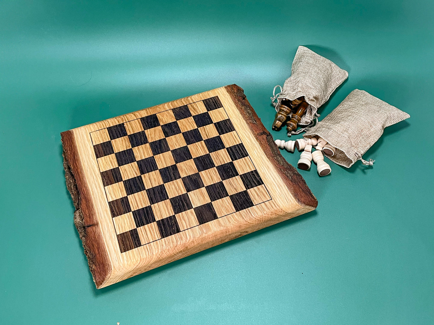 Rustikales Schachbrett Eiche | Handgemachtes Schachspiel mit Figuren | Wohnaccessoire & Geschenkidee