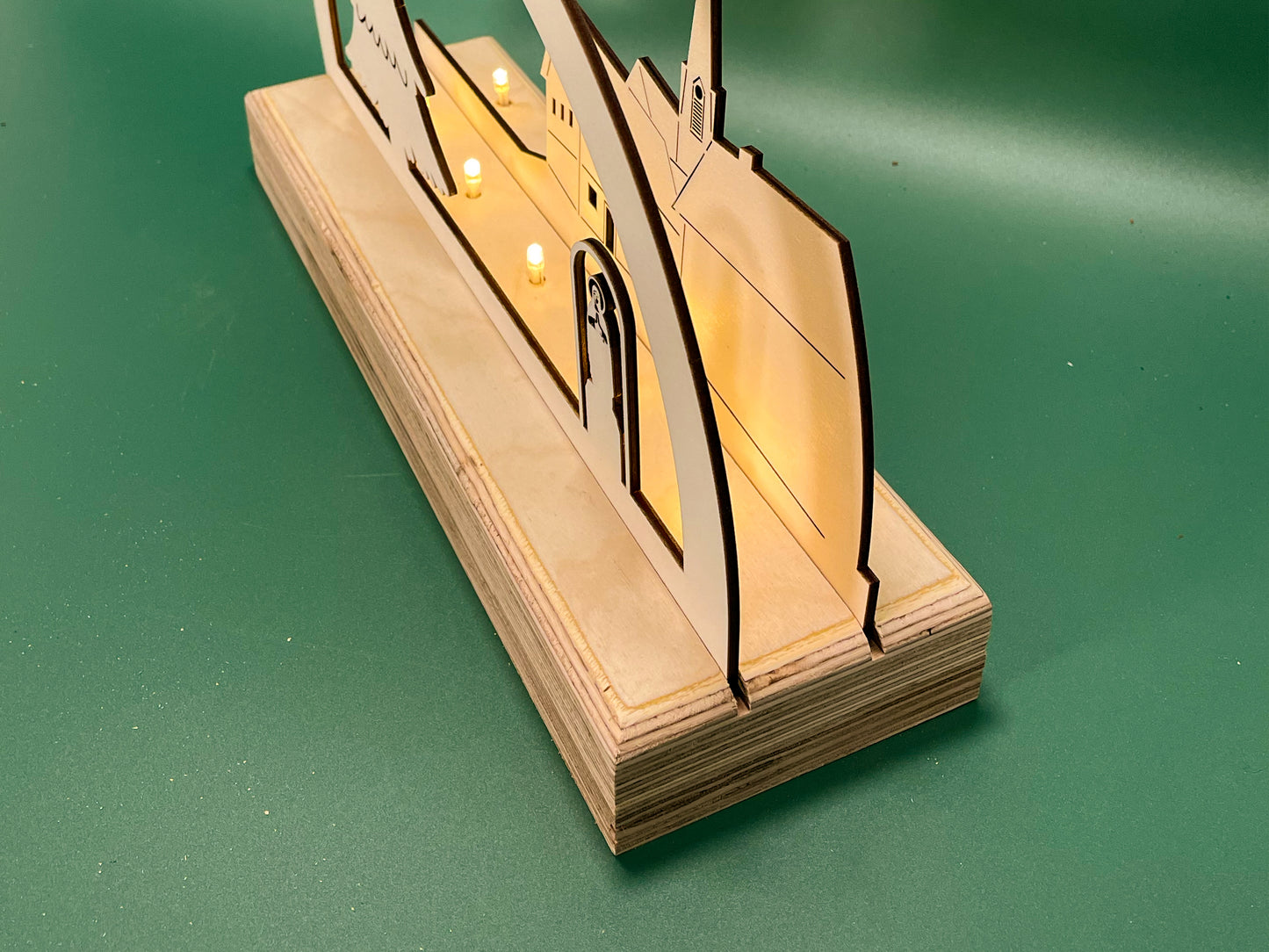 Handgefertigter Schwibbogen Ettlingen-Oberweier mit LED-Sockel – Ein Stück Heimat zum Leuchten